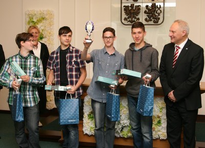 Zleva J. Kaštovský, V. Kopřiva, V. Matušinec a J. Konvička s náměstkem primátora Z. Pražákem. Foto: B. Krzyžanek