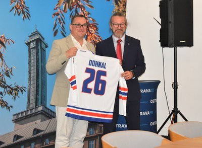 Ostravský primátor Jan Dohnal obdržel od předsedy Českomoravského svazu hokejbalu Ondřeje Průši reprezentační dres. Foto: MMO