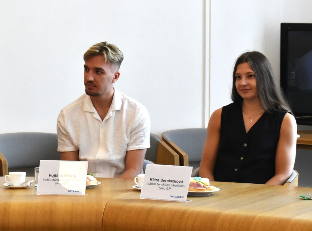 Na tiskové konferenci byly přítomny také naděje současného českého hokejbalu Vojtěch Mokrý a Klára Seroiszková Na tiskové konferenci byly přítomny také naděje současného českého hokejbalu Vojtěch Mokrý a Klára Seroiszková