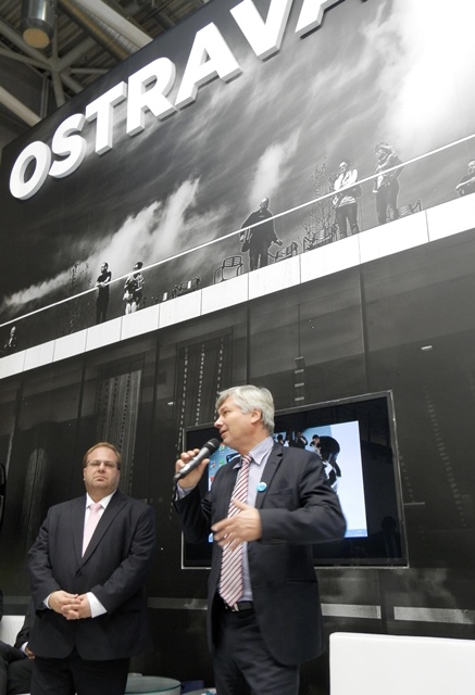 Primátor Petr Kajnar při prezentaci na stánku pro potenciální investory. Vedle něj hejtman Moravskoslezského kraje Miroslav Novák.