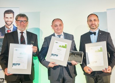 Náměstek primátora Radim Babinec (uprostřed) s cenou Město pro byznys. Na dalších místech se umístila města Humpolec a Brno. 