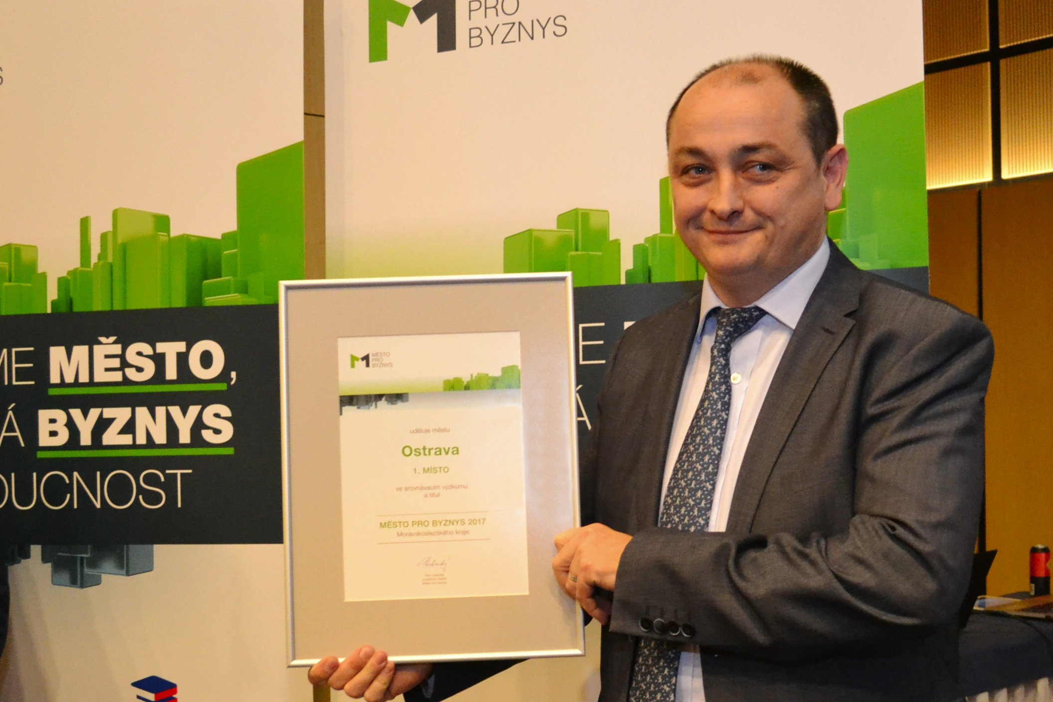 Náměstek primátora Radim Babinec s první cenou srovnávacího výzkumu Město pro byznys. Foto: René Stejskal