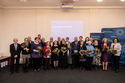 Společné foto Dobrovolníků roku 2025 se zástupci vedení města. Foto: Jiří Zerzoň