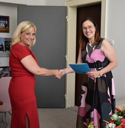 Náměstkyně primátora Andrea Hoffmannová s oceněnou ředitelkou Ivonou Klímovou. Foto: MMO