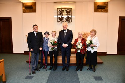 Náměstek primátora Zbyněk Pražák s oceněnými seniory. Foto: MMO