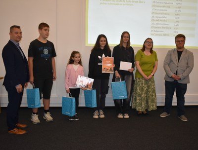 Náměstek primátora Aleš Boháč a ředitel Ostravského muzea Filip Petlička (po stranách snímku) se zástupci nejúspěšnějšího týmu ze ZŠ Horymírova. Foto: MMO