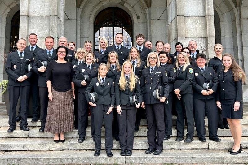 Strážníci a strážnice z Úseku prevence Městské policie Ostrava před Novou radnicí. Foto: MPO