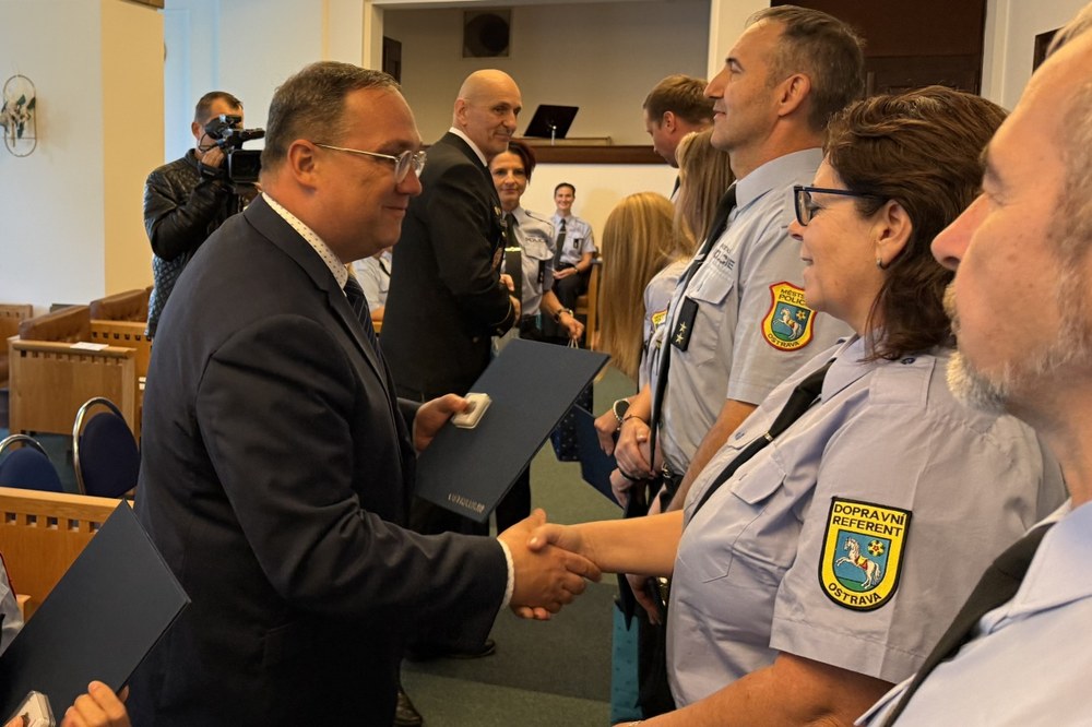 Oceněným strážníkům poblahopřál také ostravský primátor Jan Dohnal Oceněným strážníkům poblahopřál také ostravský primátor Jan Dohnal