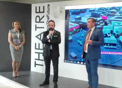 Primátor Tomáš Macura (uprostřed) představuje se svými kolegy Adrianou Krnáčovou a Petrem Vokřálem na veletrhu MIPIM společnou expozici Ostravy, Prahy a Brna nazvanou Czech Cities.