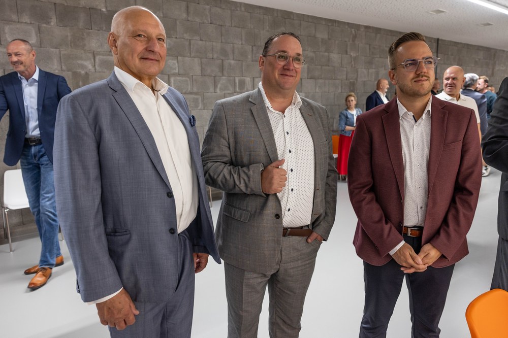 Slavnostního otevření se zúčastnili také primátor Jan Dohnal (uprostřed), jeho náměstek Zbyněk Pražák (vlevo) a starosta Slezské Ostravy Richard Vereš