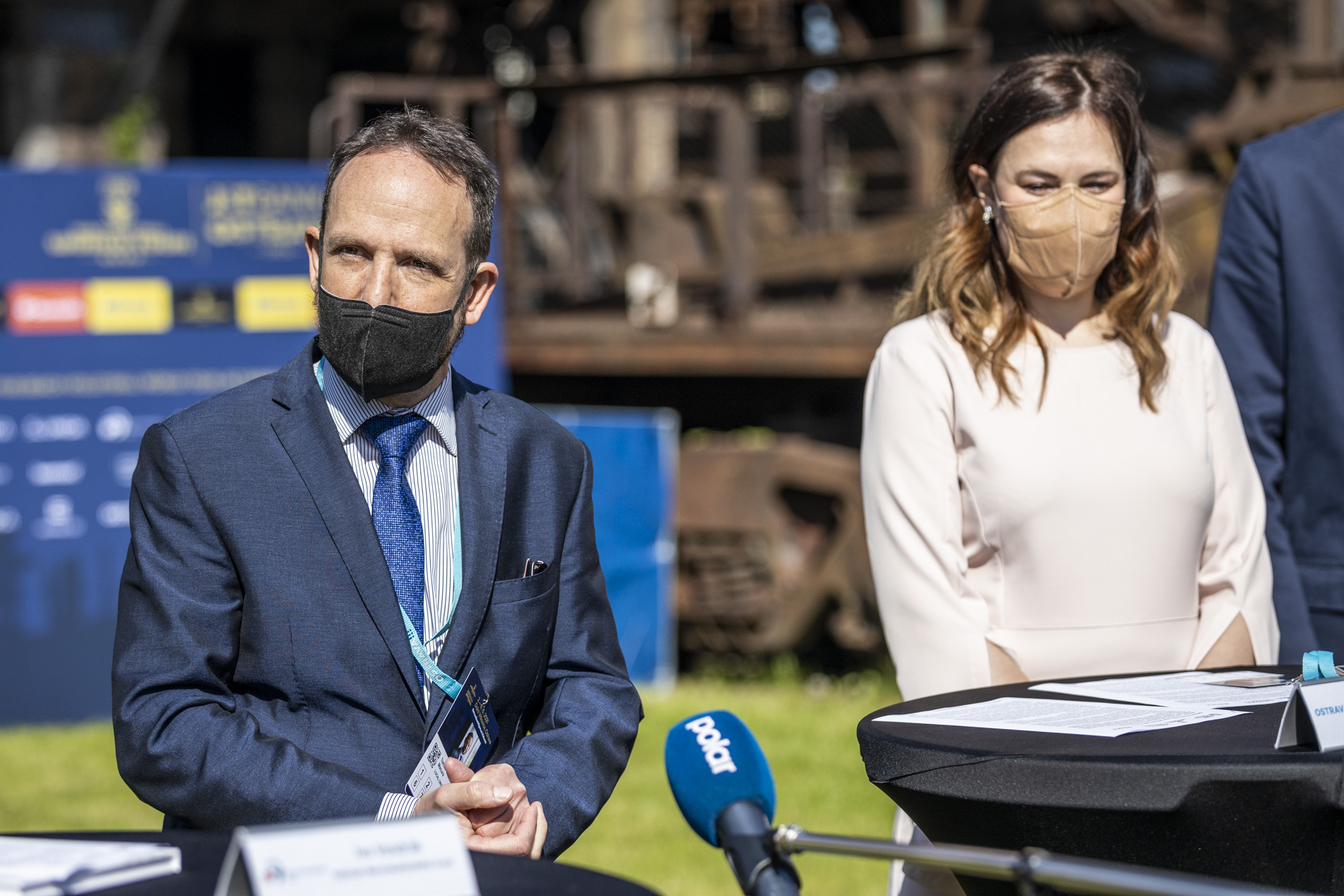 Primátor Tomás Macura a náměstkyně pro školství a sport Andrea Hoffmannová na tiskové konferenci k beachvolejbalovému turnaji. Foto: Jiří Zerzoň