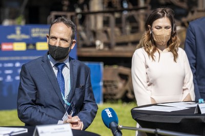 Primátor Tomás Macura a náměstkyně pro školství a sport Andrea Hoffmannová na tiskové konferenci k beachvolejbalovému turnaji. Foto: Jiří Zerzoň