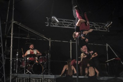 Z úvodních vystoupení umělců nového cirkusu na festivalu CIRKULUM 2024. Foto: Adolf Horsinka