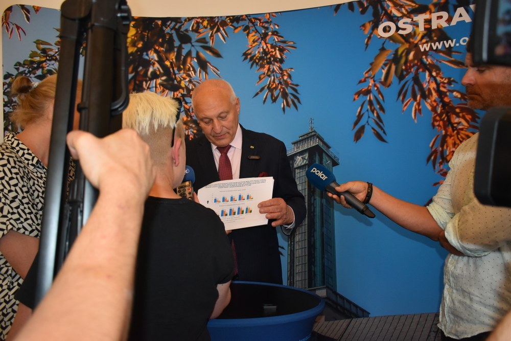 Náměstek primátora Zbyněk Pražák prezentoval na tiskové konferenci výsledky průzkumu v ostravských školách. Foto: MMO