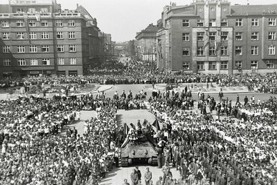 Manifestace k 1. výročí osvobození města 30. dubna 1946. Foto: Archiv města Ostravy.