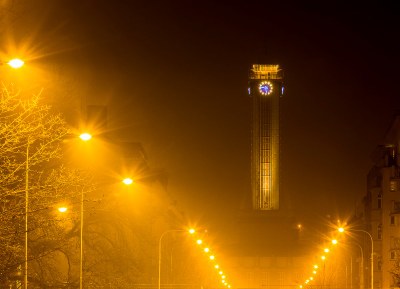 Zlatě svítící věž Nové radnice na podporu dětské onkologie. Foto: J. Zerzoň