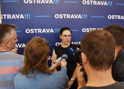 Náměstkyně primátora Andrea Hoffmannová hovoří s novináři o distančním vzdělávání školáků. Foto: René Stejskal