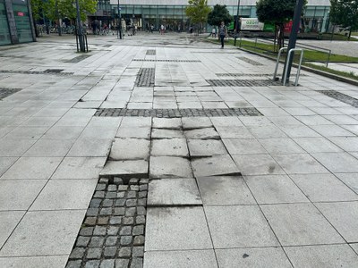 Poškozená dlažba na Nové Karolině. Foto: MMO