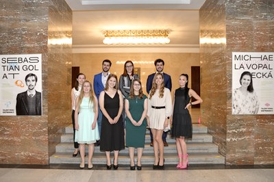 Ocenění studenti akademického roku 2021/22 s náměstkyní primátora Andreou Hoffmannovou. Foto: Martin Popelář