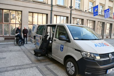 Předání vozidla zástupcům Ostravské organizace vozíčkářů. Foto: MMO