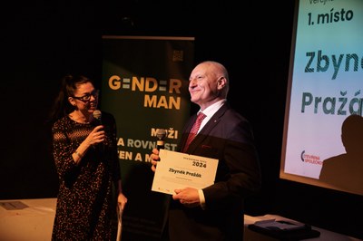 Gendermanem roku 2024 se za boj s menstruační chudobou stal náměstek primátora Zbyněk Pražák. Foto: Otevřená společnost