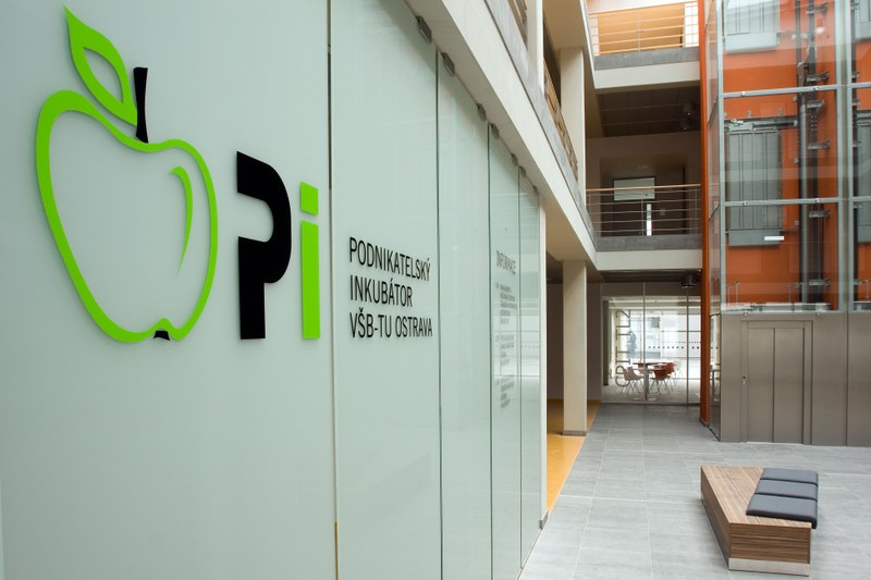 Náměstkyně primátora Lucie Baránková Vilamová na akci s Linette Manuel na téma 3D tisk textilního materiálu. Ilustrační foto. Autor: MMO