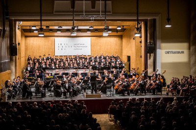 Janáčkova filharmonie během letošního novoročního koncertu v sále Domu kultury města Ostravy. Foto: Jiří Zerzoň