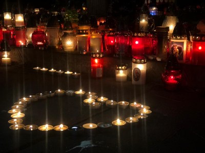 Lidé zapalují svíčky před Fakultní nemocnicí Ostrava, kde k tragédii došlo. Foto: FNO