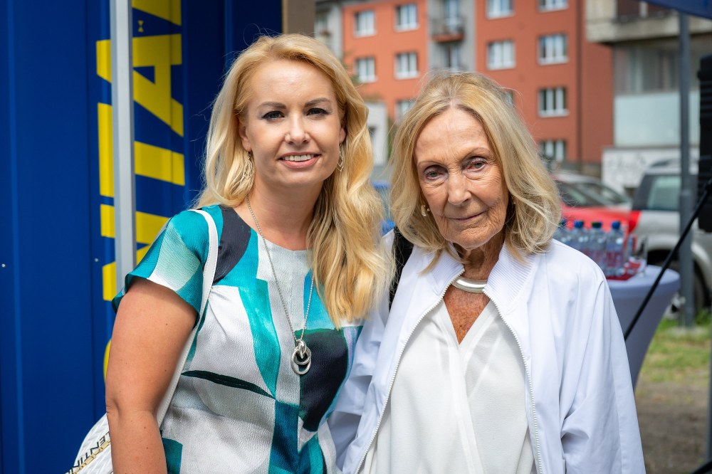 Náměstkyně primátora Lucie Baránková Vilamová s architektkou Evou Jiřičnou při zahájení rekonstrukce tzv. ostravského mrakodrapu v Ostrčilově ulici. Foto: Lukáš Kaboň Náměstkyně primátora Lucie Baránková Vilamová s architektkou Evou Jiřičnou při zahájení rekonstrukce tzv. ostravského mrakodrapu v Ostrčilově ulici. Foto: Lukáš Kaboň