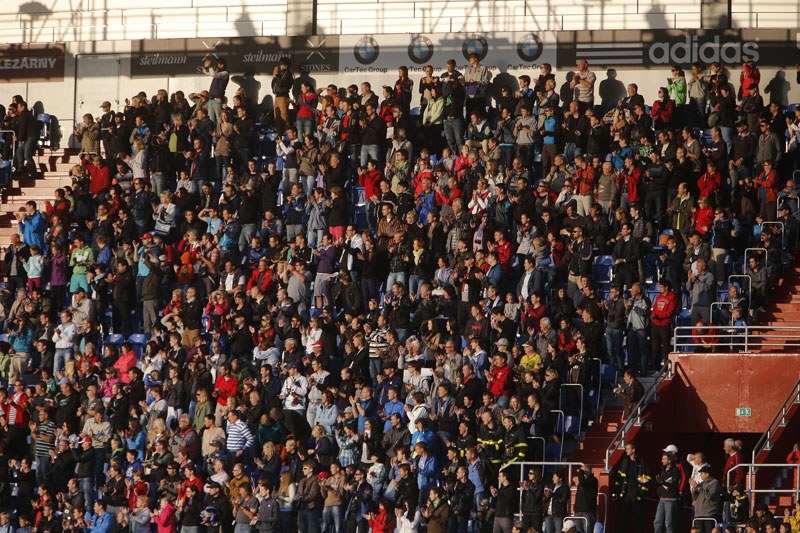 Diváci na nové tribuně městského stadionu
