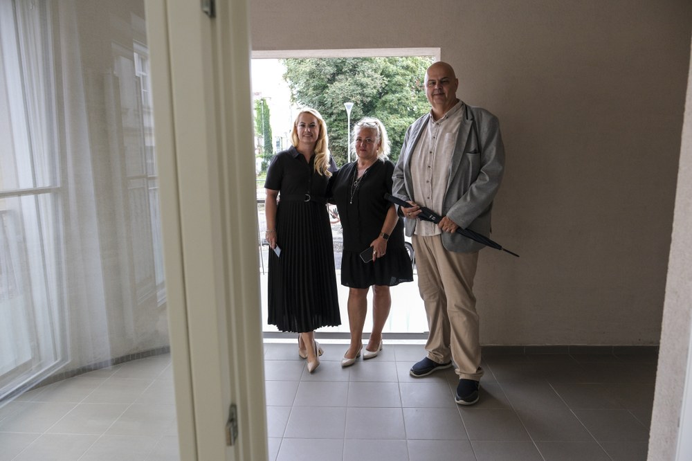 Náměstkyně primátora Lucie Baránková Vilamová (vlevo) s náměstkyní primátora Dagmar Macháčkovou a radním Petrem Veselkou při prohlídce městských bytů v Nových Laubech, krátce po dostavbě bytové rezidence