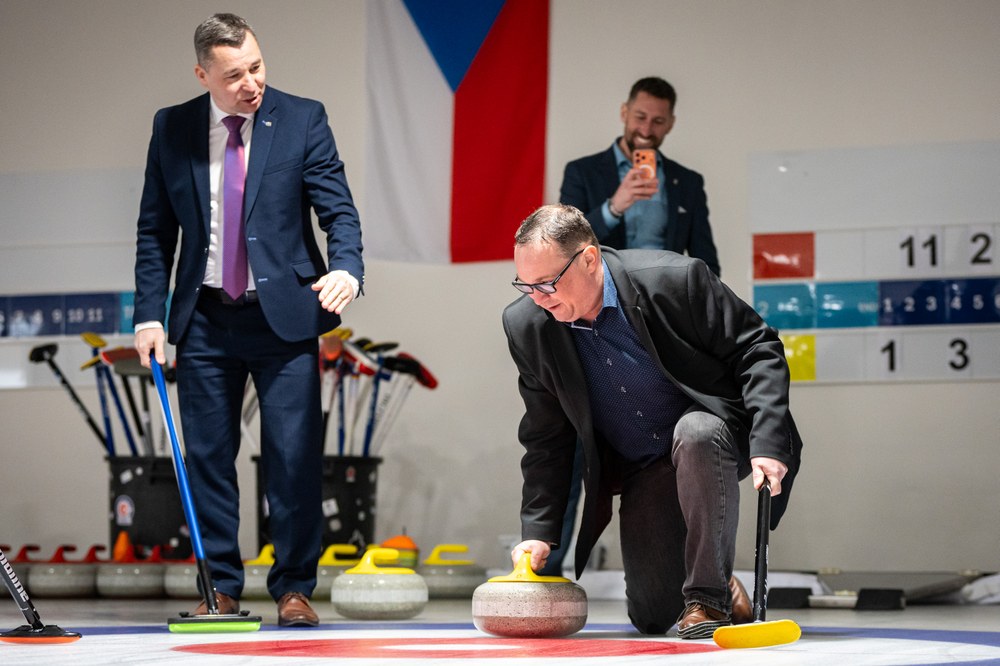 Curlingový sport si na tiskové konferenci vyzkoušeli také ostravský primátor Jan Dohnal (s kamenem v ruce) a jeho náměstek Aleš Bohá