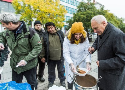 V chladném dni přišla teplá polévka obzvlášť vhod. Naléval ji i náměstek primátora Zbyněk Pražák. Foto: J. Zerzoň