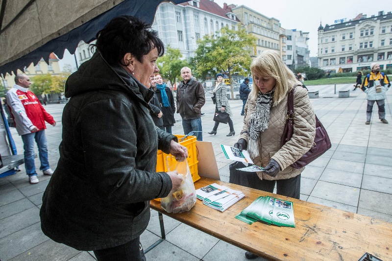 Po celou dobu happeningu probíhala sbírka potravin.