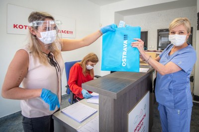 Nový typ štítu pro ostravské zdravotníky. Foto: Lukáš Kaboň