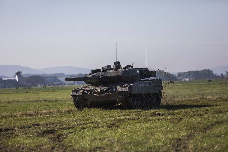 Divácky velmi atraktivní jsou i ukázky pozemní techniky, transpontérů i tanků v oblacích prachu a hliněné drtě. Divácky velmi atraktivní jsou i ukázky pozemní techniky, transpontérů i tanků v oblacích prachu a hliněné drtě.