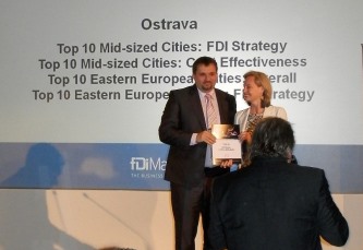 Náměstek primátora Ostravy Martin Štěpánek přebírá cenu fDi.