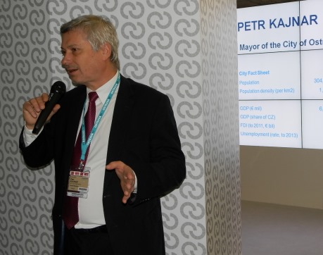 Primátor Ostravy Petr Kajnar při prezentaci na stánku pro obchodní partnery a investory.
