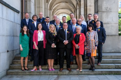 Žluté kvítky si připnuli také zástupci vedení města Ostravy. Foto: Adolf Horsinka