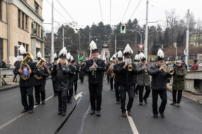 Hornický průvod na mostě Miloše Sýkory. Foto: Jiří Zerzoň
