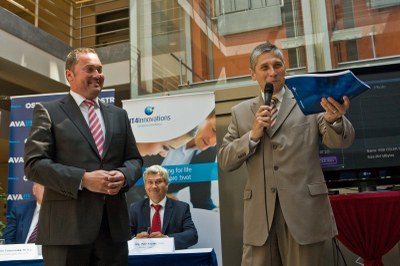 FOTO: Rektor VŠB Ivo Vondrák přebírá podepsanou dotaci od Michala Zaorálka z MŠMT