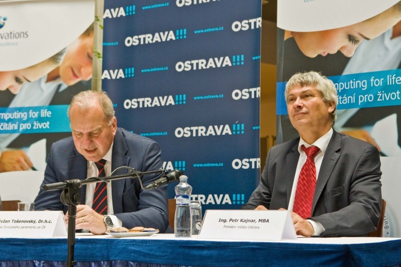 Primátor Petr Kajnar na tiskové konferenci k získání dotace na stavbu superpočítače