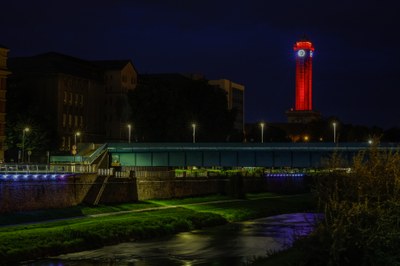 Červeně nasvícená věž Nové radnice. Foto: Jiří Zerzoň