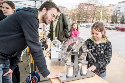 Na Dni Země v loňském roce děti zaujal stánek VŠB. Foto: Lukáš Kaboň