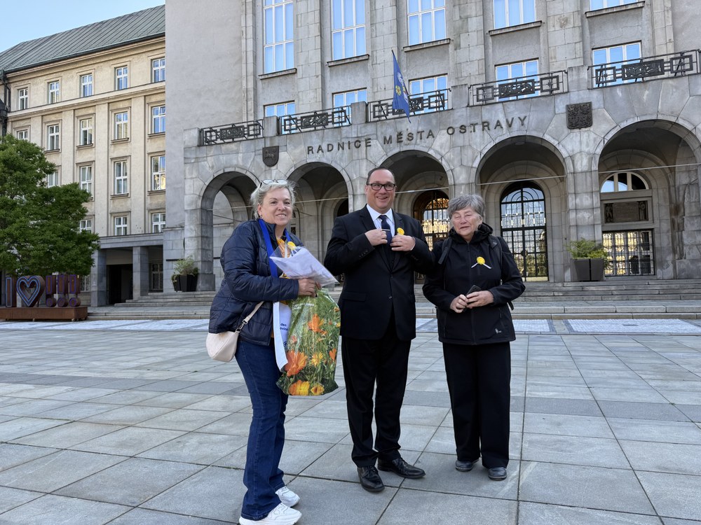Žlutý kvítek si připnul také ostravský primátor Jan Dohnal. Foto: MMO