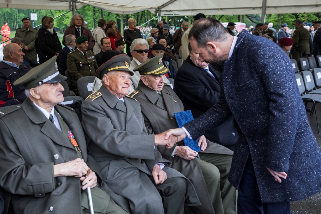 Primátor Tomáš Macura se zdraví s válečnými veterány. 