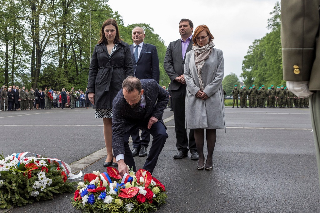 Věnec k památníku položilo i vedení města Ostravy v čele s primátorem Tomášm Macurou. 