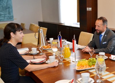 Primátor Tomáš Macura jedná s polskou velvyslankyní Barborou Ćwioro. Foto: René Stejskal 