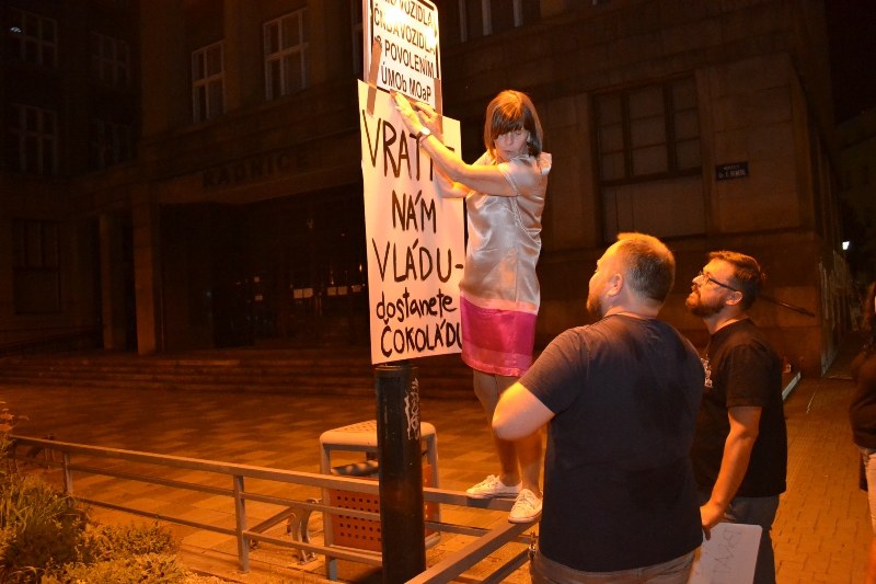Noční vylepování plakátů. 