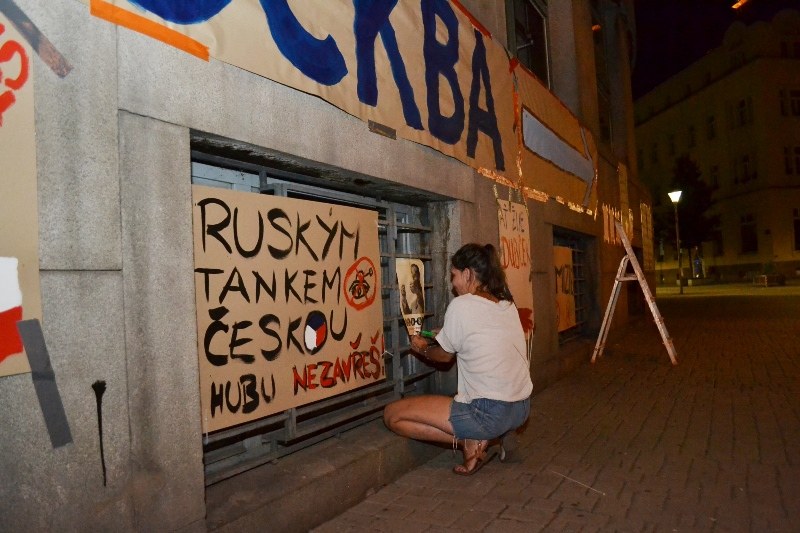 Noční vylepování plakátů. 
